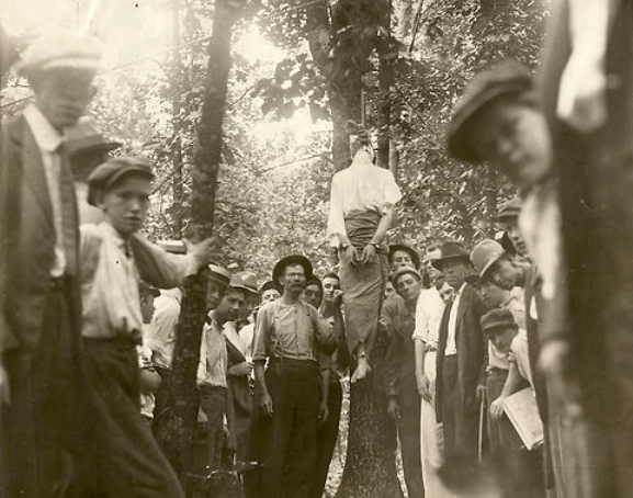 rare-press-photo-of-leo-frank-lynching-august-17-1915.gif
